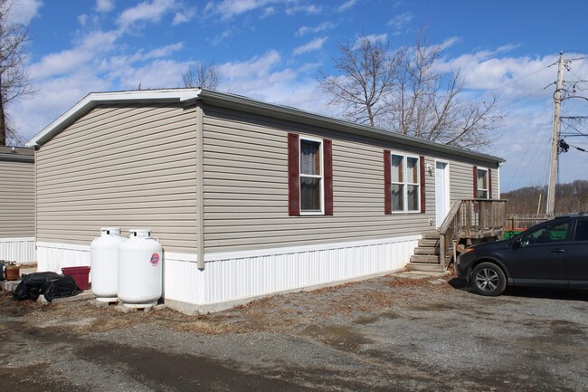 48 Franklindale Ave in Wappingers Falls, NY - Building Photo - Building Photo