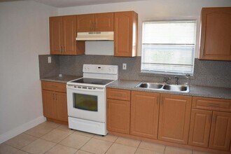 1226 N A St in Lake Worth Beach, FL - Building Photo - Building Photo
