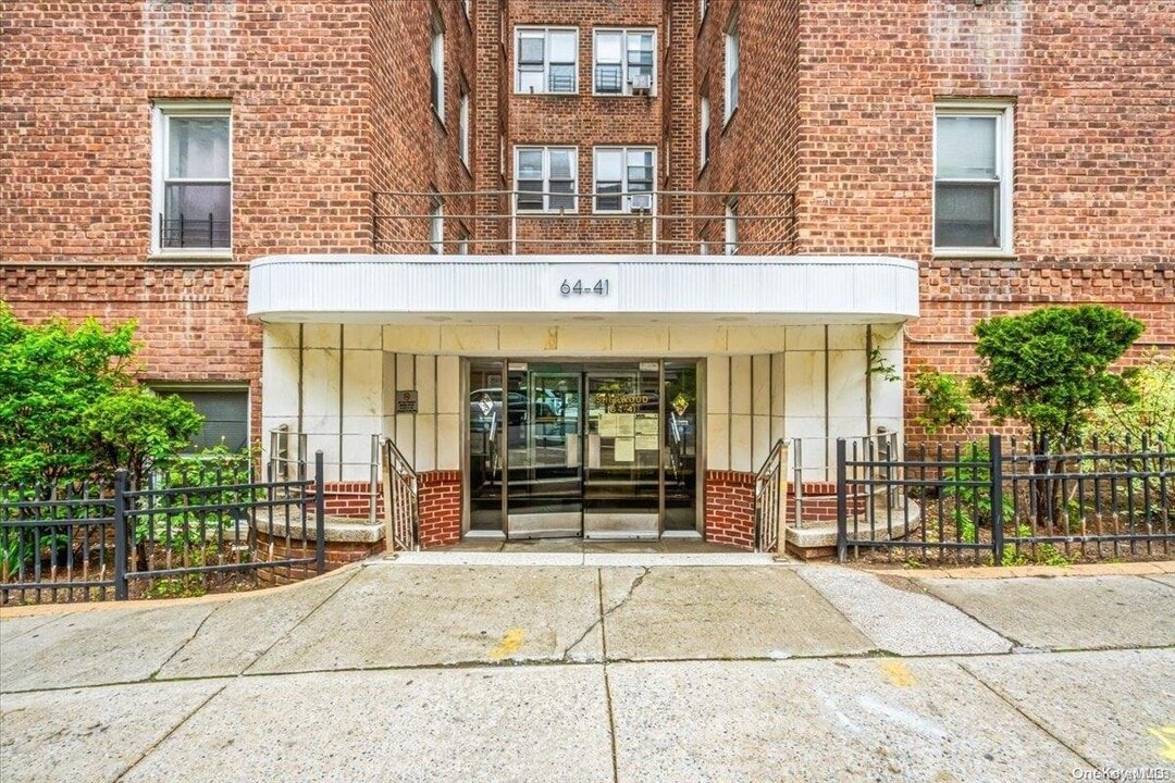 6441 Saunders St in Queens, NY - Building Photo