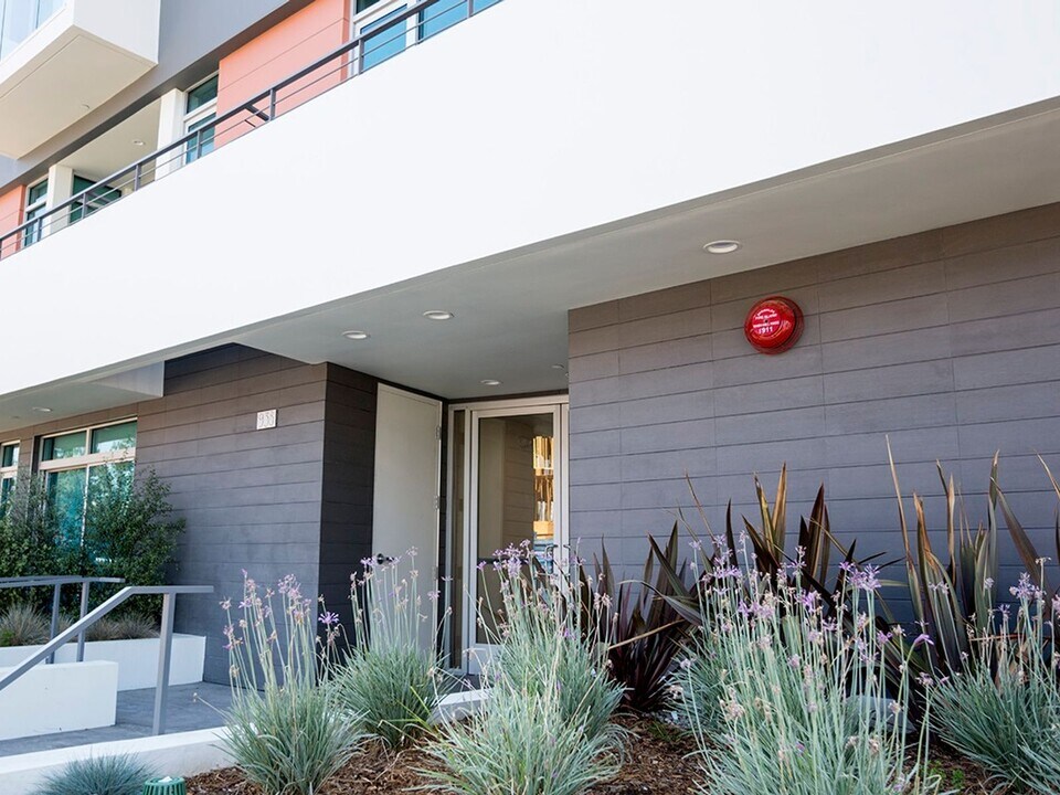938 S. Orange Grove Avenue in Los Angeles, CA - Foto de edificio