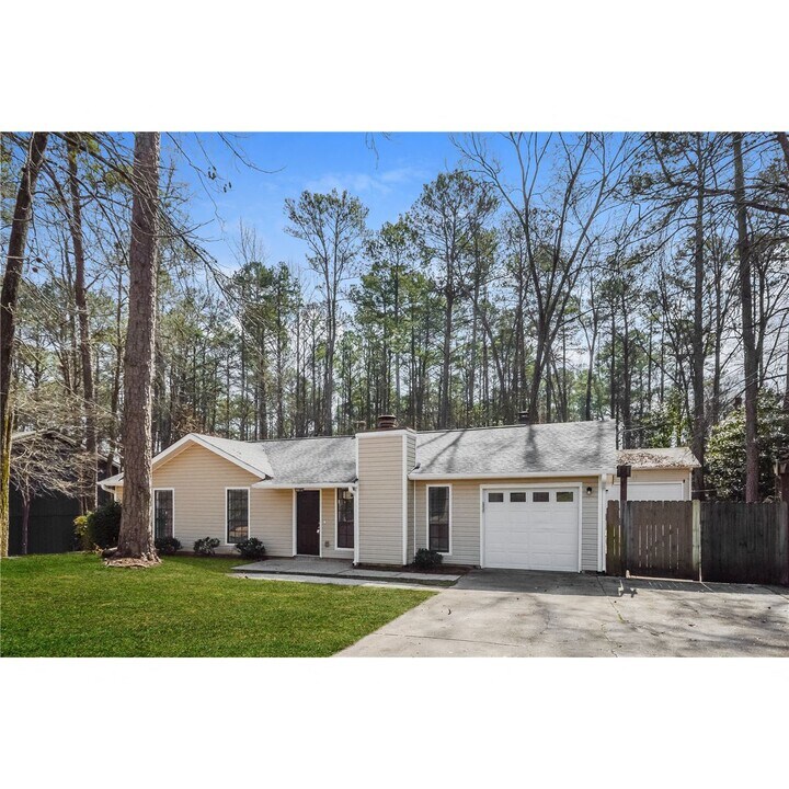 5451 Marbut Rd in Lithonia, GA - Building Photo