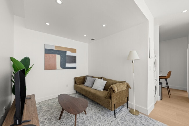 19-23-23 St Marks Pl, Unit SI ID1499939P in New York, NY - Building Photo - Building Photo