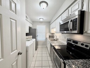 7913 Ellinger Ln in Houston, TX - Building Photo - Building Photo