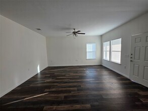 6119 Lacey Oak Dr in Hitchcock, TX - Building Photo - Building Photo