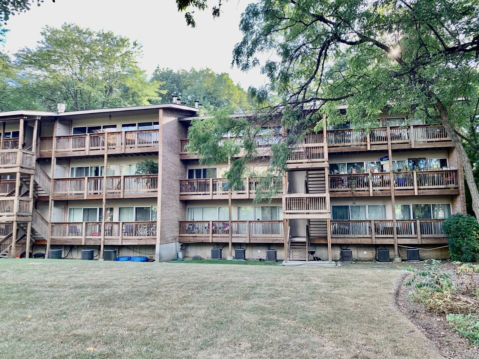 5880 Forest View Rd in Lisle, IL - Building Photo