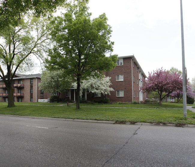 English Gardens in Lincoln, NE - Foto de edificio - Building Photo