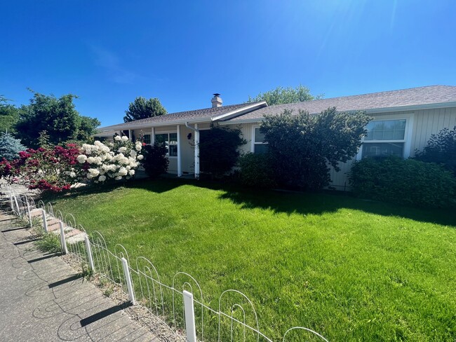 2570 Aztec Ave in Medford, OR - Building Photo - Building Photo