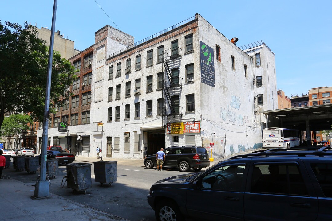 517-525 W 45th St in New York, NY - Building Photo