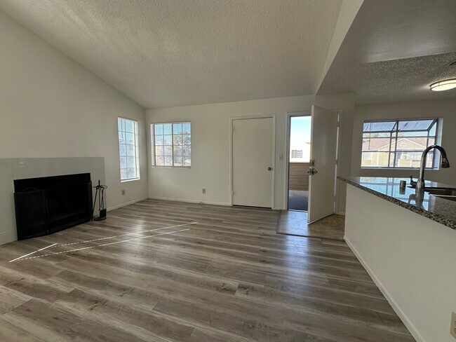 2687 Alicialynn Way-Unit -#B in Las Vegas, NV - Building Photo - Building Photo