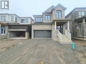 31 Phoenix Blvd in Barrie, ON - Building Photo