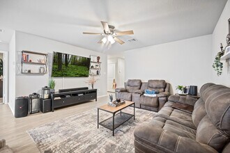 5706 Elm Valley Dr in San Antonio, TX - Building Photo - Building Photo