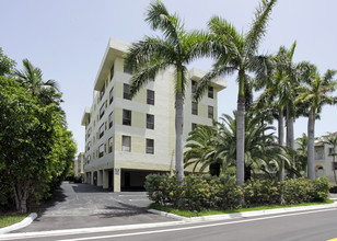 Imperial Manor in Bay Harbor Islands, FL - Building Photo - Building Photo