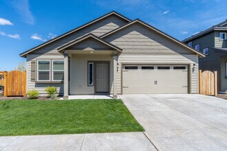 3667 SW Pumice Stone Ave in Redmond, OR - Building Photo - Building Photo