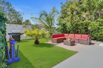 712 SW 7th Terrace in Hallandale Beach, FL - Building Photo - Building Photo