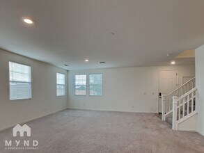 8207 C Lopez Jr Wy in Elk Grove, CA - Foto de edificio - Building Photo