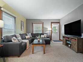 681 Washington St in Bedford, OH - Building Photo