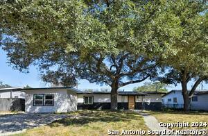 826 Chevy Chase Dr in San Antonio, TX - Foto de edificio