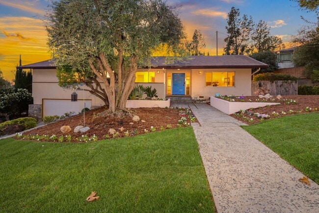 1935 Oakwood Ave in Sierra Madre, CA - Building Photo - Building Photo