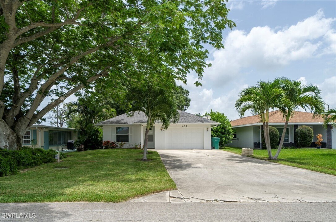 691 102nd Ave N in Naples, FL - Building Photo