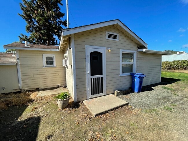 203 S Main St in Winston, OR - Building Photo - Building Photo