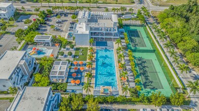 10330 NW 68th St in Doral, FL - Building Photo - Building Photo