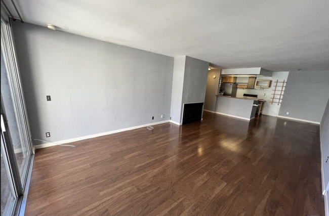 1745 Camino Palmero St, Unit 420 in Los Angeles, CA - Foto de edificio - Building Photo