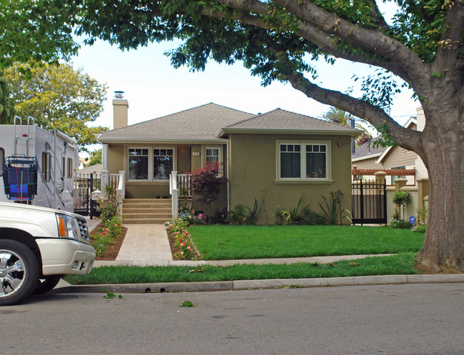 225 Dwight Rd in Burlingame, CA - Foto de edificio - Building Photo