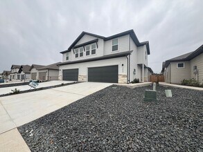 240 Nespral Dr in San Antonio, TX - Building Photo - Building Photo