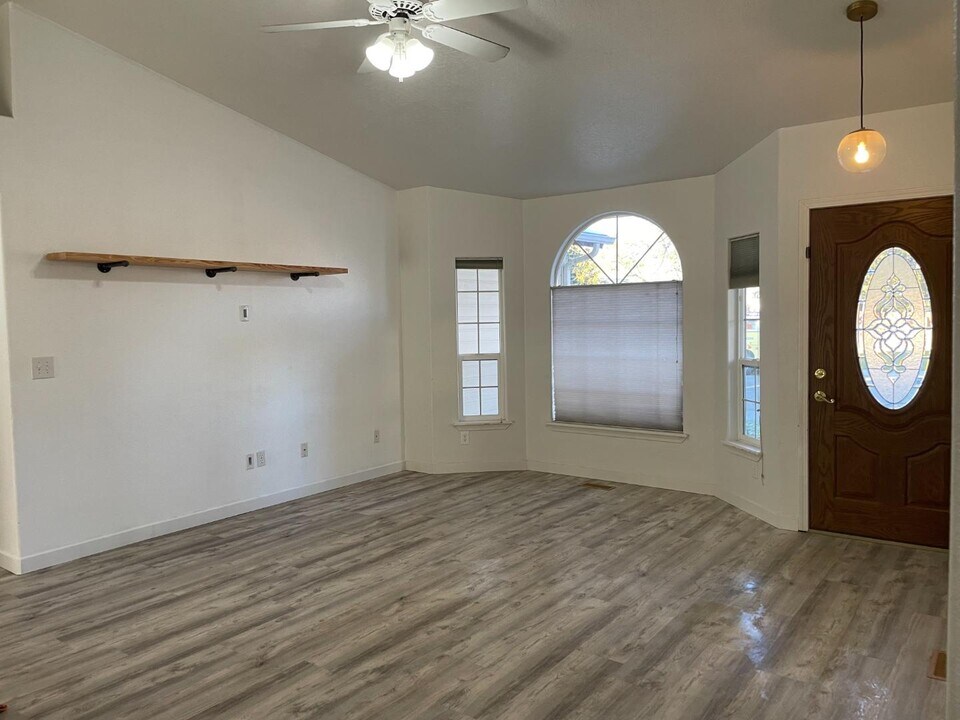 1327 N Andrew Dr in Kuna, ID - Building Photo