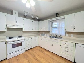 3402 Nickerson Blvd in Hutchinson, KS - Building Photo - Building Photo