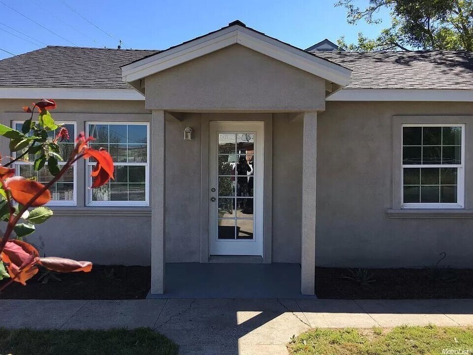 2966 Ross Ave-Unit -2966 Ross Ave, Riverbank, CA 95367 in Riverbank, CA - Foto de edificio