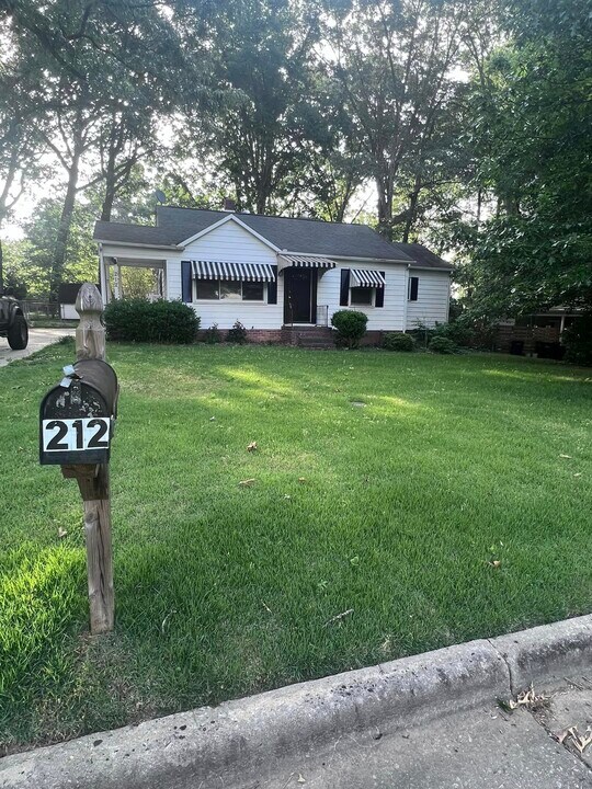 212 Forestdale Dr in Jamestown, NC - Building Photo