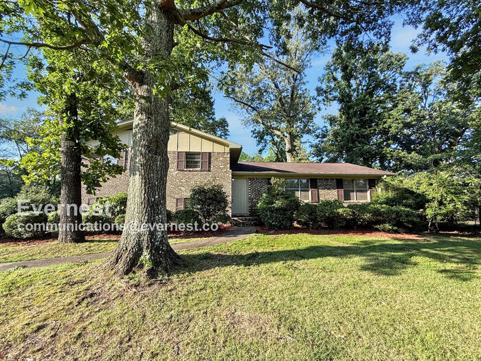 913 21st Ave NW in Center Point, AL - Building Photo