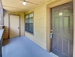 415 Lakepointe Dr in Altamonte Springs, FL - Building Photo - Building Photo