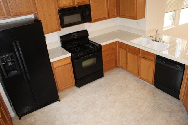 2027 Tsushima St in Hercules, CA - Building Photo - Building Photo