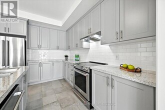 353 Raymond Rd in Hamilton, ON - Building Photo - Building Photo