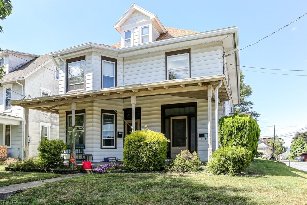12 W Marble St in Mechanicsburg, PA - Building Photo