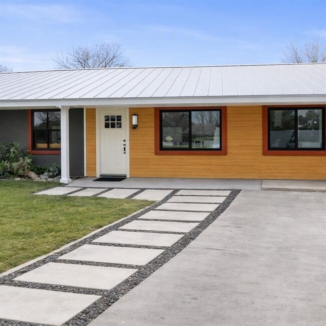 2014 Pecan St in Bastrop, TX - Building Photo - Building Photo