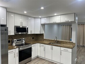 3815 SW 89th Ave in Miami, FL - Building Photo - Building Photo
