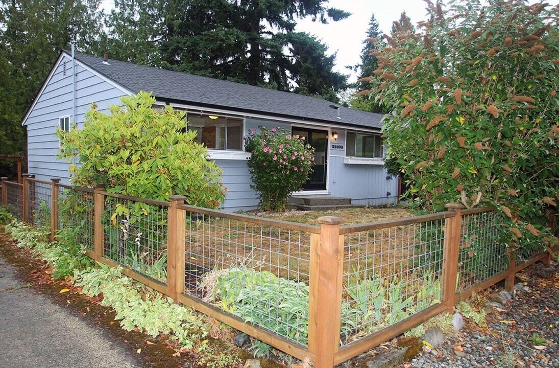 22025 54th Ave W in Mountlake Terrace, WA - Building Photo