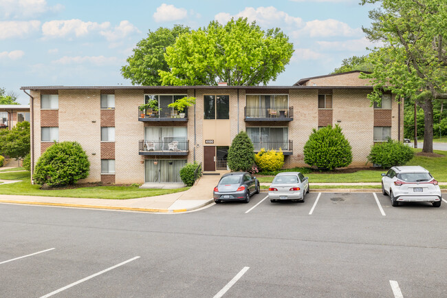 Annandale Gardens Condominium in Annandale, VA - Foto de edificio - Building Photo