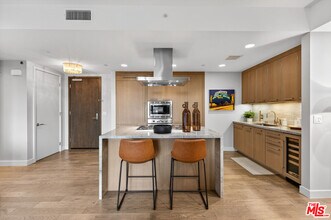 1755 Ocean Ave in Santa Monica, CA - Foto de edificio - Building Photo