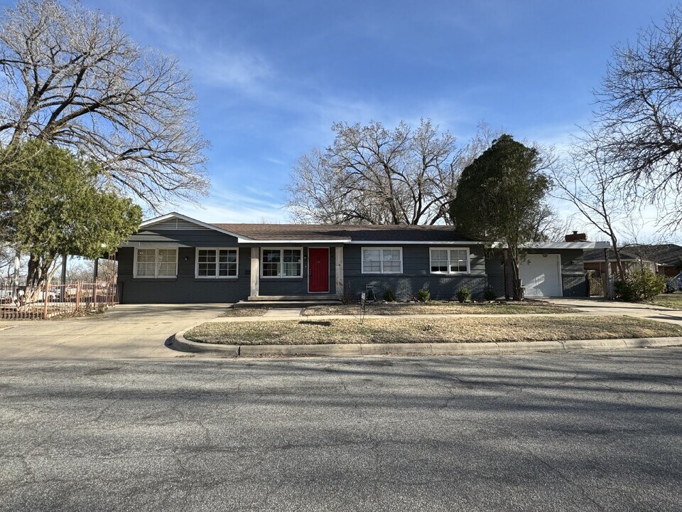 2528 S Hiram Ave in Wichita, KS - Building Photo