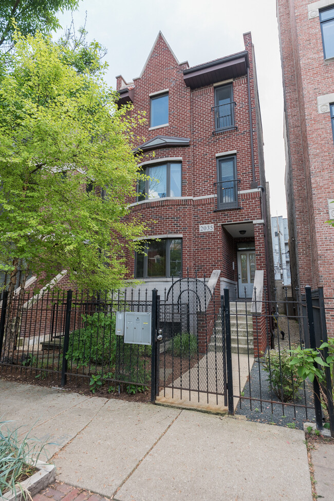 2035 W Crystal St in Chicago, IL - Building Photo - Building Photo