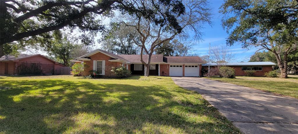 107 Crestview Dr in Hitchcock, TX - Building Photo