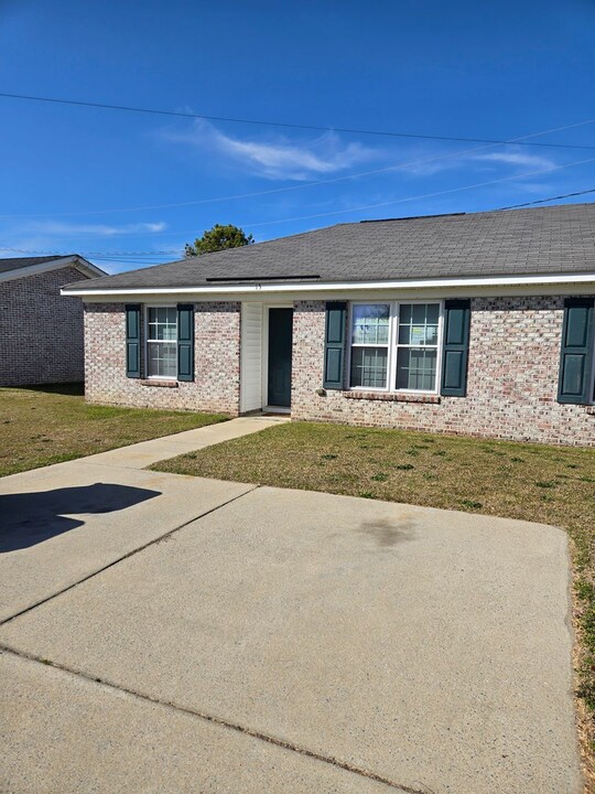 15 Coats Cir in Benson, NC - Foto de edificio