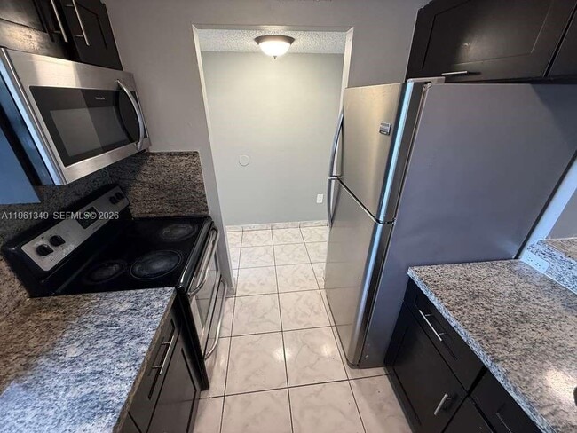 2721 NW 23rd Ct in Miami, FL - Building Photo - Building Photo