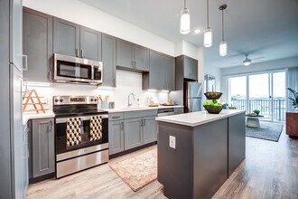 Lakeshore Pearl 2 in Austin, TX - Building Photo - Building Photo