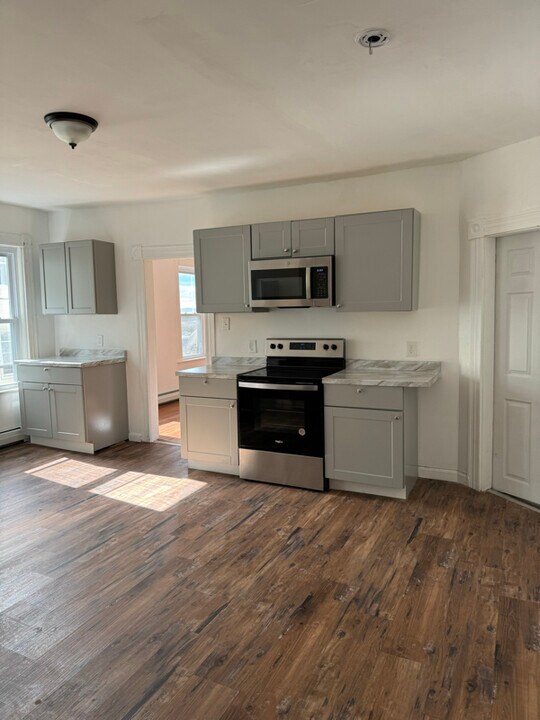 75 Oak St in Gardner, MA - Building Photo