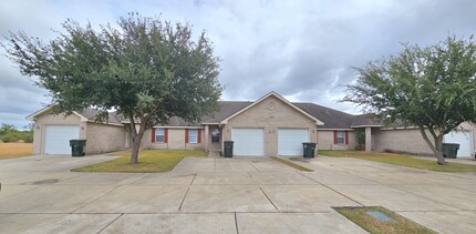 3509 N Arroyo Park Ln, Unit #B in Harlingen, TX - Foto de edificio - Building Photo